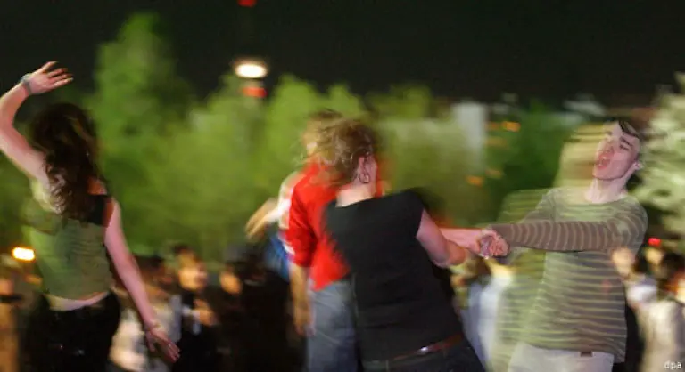 Die-diesjaehrige-Walpurgisnacht-die-Nacht-vor-dem-1-Mai-war-in-Berlin-trotz-einiger-Zwischenfaelle-weitgehend-stoerungsfrei-verlaufen-Laut-Polizei-war-es-in-der-Hauptstadt-die-friedlichste-Nacht-zum-1-Mai-seit-14-Jahren