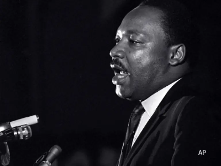 um-mit-ihm-ueber-die-Einfuehrung-eines-Nationalfeiertags-zu-Ehren-Martin-Luther-Kings-zu-sprechen-Das-Gesetz-kam-im-Jahr-1983