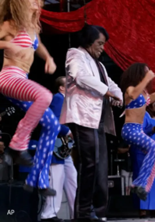 Dazu-trugen-die-Taenzerinnen-gerne-US-Fahnen-Kostuemchen-oder-Stars-and-Straps-Fummel-Wer-bei-James-Brown-auf-der-Buehne-mittanzen-wollte