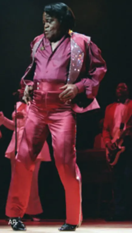 Legendaer-sind-die-Auftritte-in-deren-Verlauf-Mr-Dynamite-sich-von-einem-Bandmitglied-einen-Umhang-ueberlegen-liess-und-dann-seine-Songs-eine-halbe-Stunde-lang-stoehnend-aufbaute-bis-es-keinen-Fan-mehr-auf-dem-Stuhl-hielt