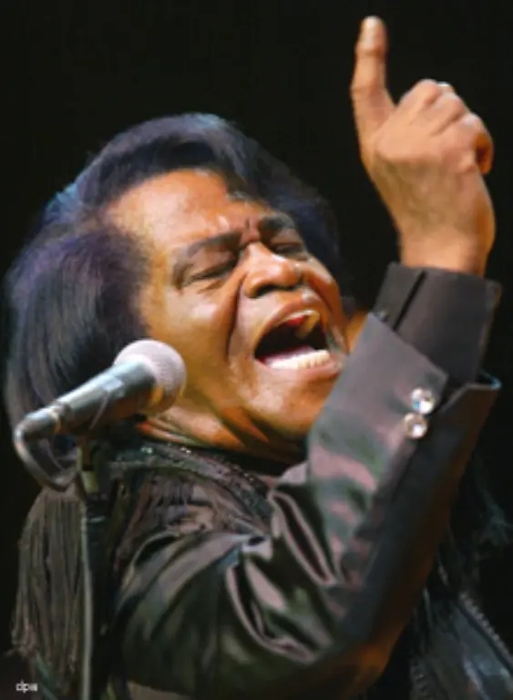 Im-Gegensatz-zu-anderen-Kuenstlern-aus-der-R-B-Szene-die-sich-bei-Konzerten-auch-im-Hintergrund-gefielen-blieb-James-Brown-stets-der-unumstrittene-Star-auf-der-Buehne-Singend-tanzend-und-schreiend-nahm-er-direkten-Kontakt-mit-dem-Publikum-auf