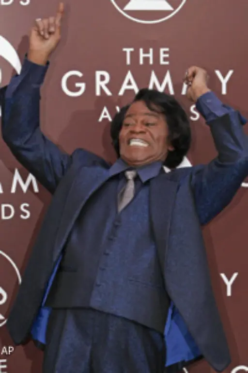 Doch-Brown-war-auch-ein-Stehaufmaennchen-Fuer-seinen-1985-entstandenen-Hit-Living-in-America-der-zum-Showprogramm-vor-dem-Boxkampf-in-einem-der-Rocky-Filme-gehoerte-bekam-er-seinen-ersten-Grammy
