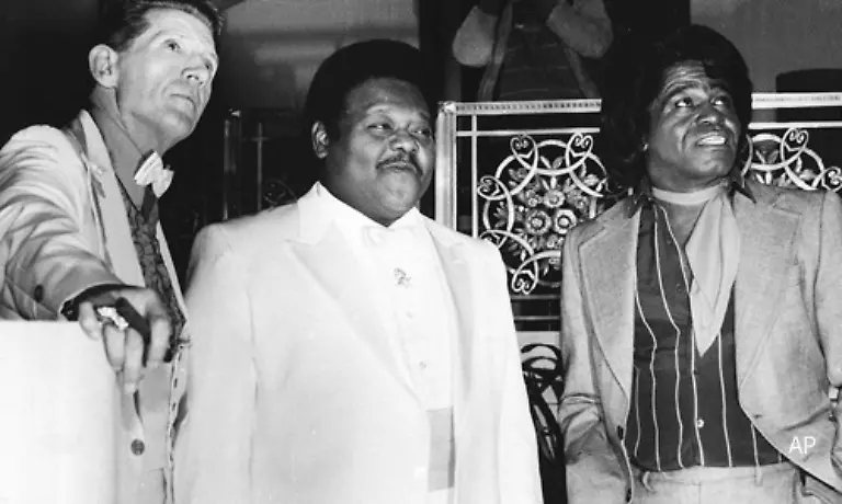 James-Brown-wurde-1986-in-die-Rock-and-Roll-Hall-of-Fame-aufgenommen-Mit-ihm-bei-der-Ehrung-Fats-Domino-und-Jerry-Lee-Lewis-l