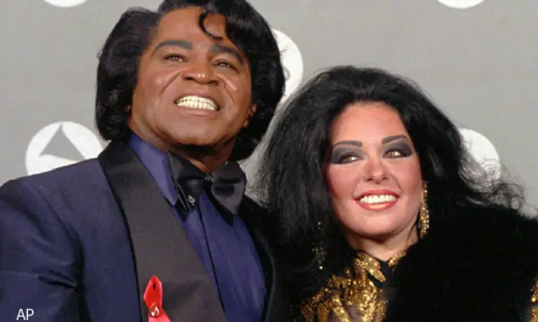 1992-wurde-er-mit-einem-Grammy-fuer-sein-Lebenswerk-geehrt-Fototermin-mit-seiner-Frau-Adrienne-Lois-Brown-1996-gestorben
