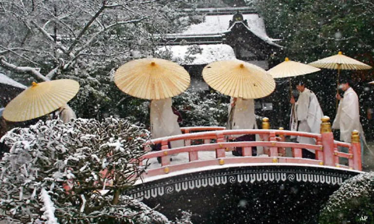 Zu-Neujahr-pilgern-Japaner-zu-buddhistischen-Tempeln-wo-kurz-vor-Mitternacht-die-Silvesterglocken-anfangen-das-alte-Jahr-auszulaeuten