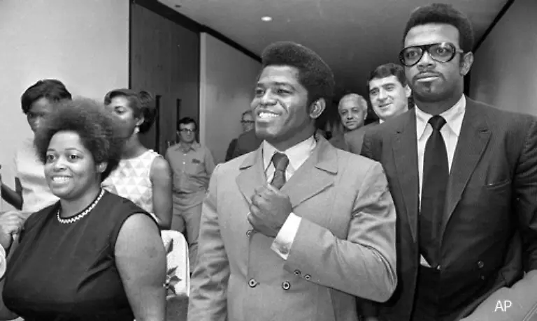 Dieses-Bild-entstand-nach-der-Verhandlung-ueber-eine-Vaterschaftsklage-die-von-der-Vorsitzenden-eines-James-Brown-Fan-Clubs-l-angestrengt-worden-war