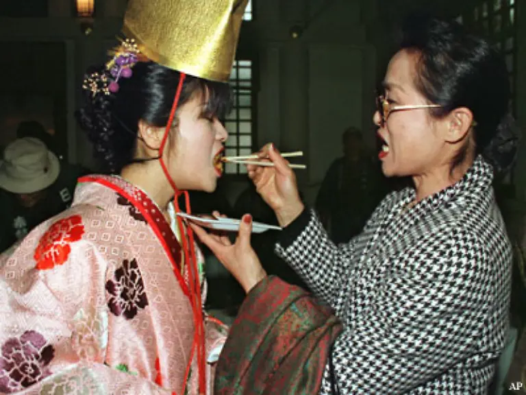 Mit-dem-Tag-der-Erwachsenen-wird-ihre-Volljaehrigkeit-gefeiert-Neben-der-Hochzeit-ist-dies-fuer-viele-Japanerinnen-der-einzige-Tag-an-dem-sie-einen-Kimono-tragen