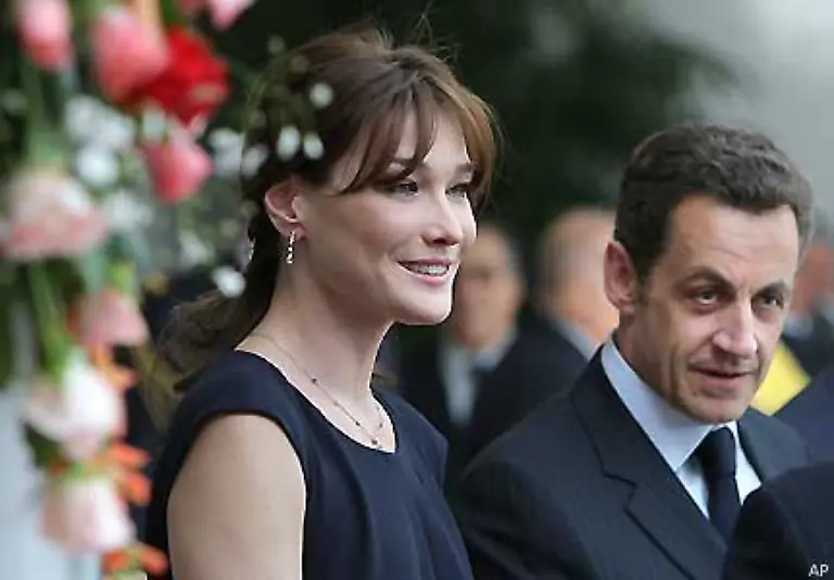 Auch-Sarkozys-oeffentliches-Geturtel-mit-dem-singenden-Model-Carla-Bruni-heute-Madame-Sarkozy-133
