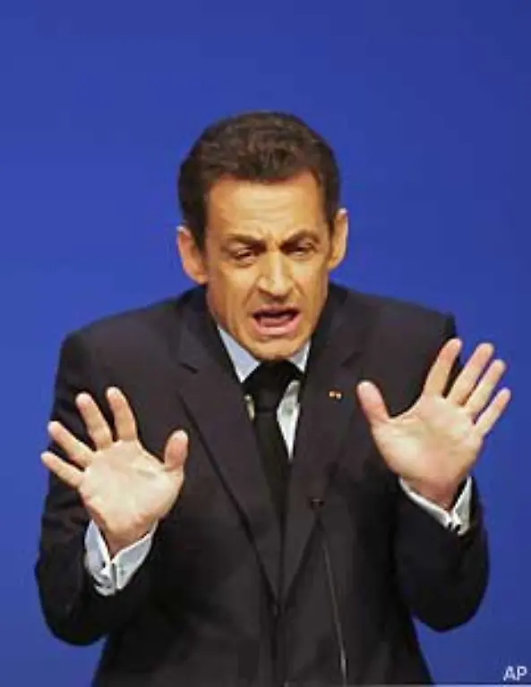 Aber-weder-Bruesseler-Stoerfeuer-noch-einen-zerstrittenen-Regierungsapparat-kann-Sarkozy-momentan-gebrauchen-steht-er-doch-in-knapp-zwei-Monaten-im-europaeischen-Rampenlicht
