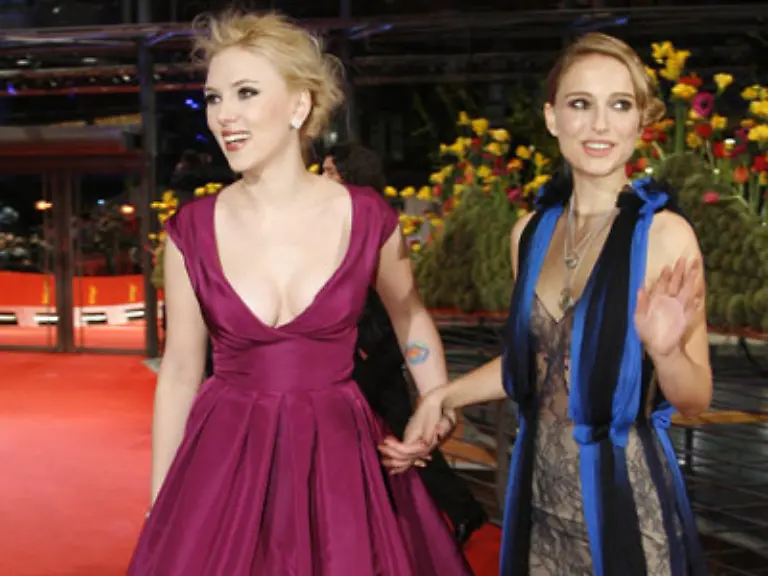 Natalie-Portman-im-Februar-2008-mit-Scarlett-Johansson-auf-der-Berlinale