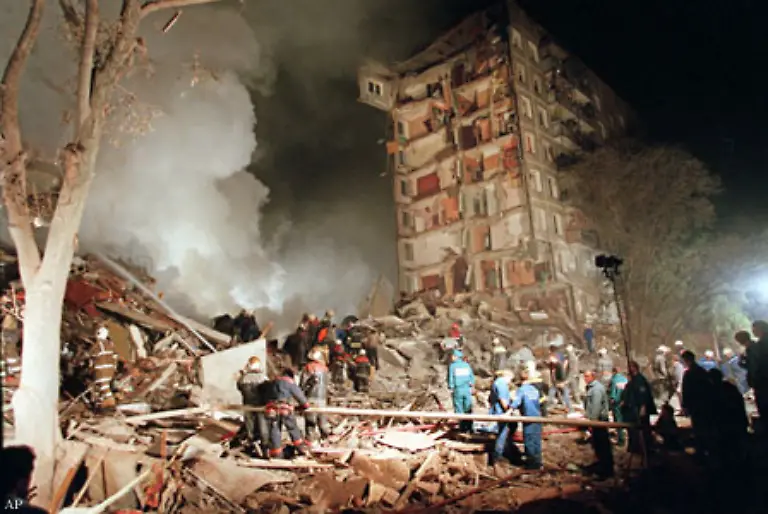 Nach-einer-Serie-von-Bombenanschlaegen-auf-Moskauer-Wohnhaeuser-deren-Ursache-nie-geklaert-wurde-gibt-er-Tschetschenen-die-Schuld