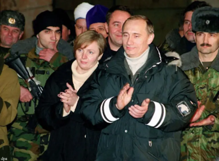 133-fliegt-er-noch-in-der-Silvesternacht-mit-seiner-Ehefrau-Ludmilla-nach-Tschetschenien-um-den-russischen-Truppen-moralischen-Beistand-zu-leisten