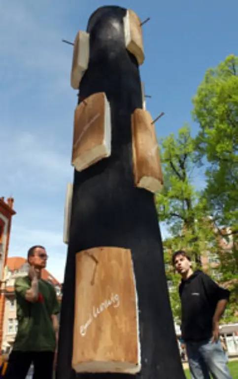 Schandpfaehle-werden-aufgestellt-an-die-verfemte-Buecher-genagelt-werden