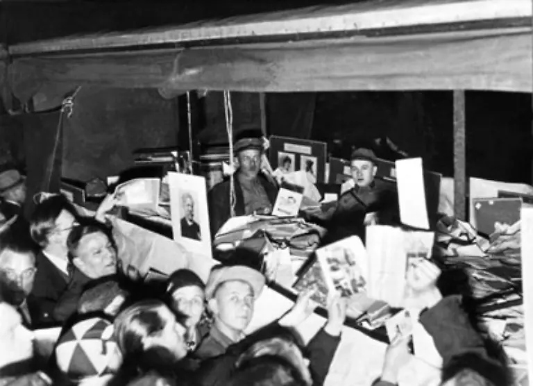 Seit-Anfang-Mai-haben-die-Studenten-die-Buecher-teilweise-durch-Pluenderungen-zusammengetragen