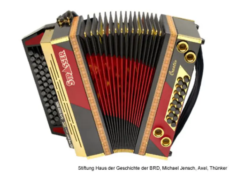 Auch-die-steirische-Harmonika