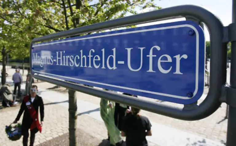 75-Jahre-nachdem-eine-Bronzebueste-von-Hirschfeld-zerschlagen-und-aufgespiesst-bei-der-Buecherverbrennung-praesentiert-und-ins-Feuer-geworfen-wird-benennt-Berlin-eine-Strasse-nach-ihm-Die-Bueste-soll-nun-neu-gegossen-werden