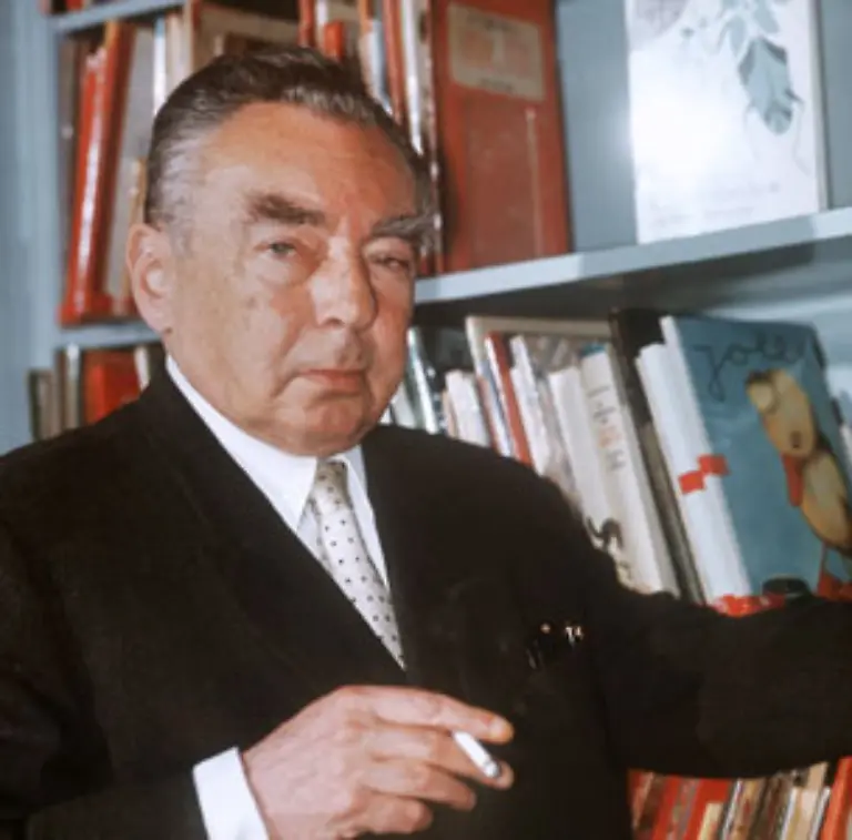 Er-geht-nicht-in-die-Emigration-sondern-bleibt-in-Deutschland-wird-jedoch-mit-einem-Schreibverbot-belegt