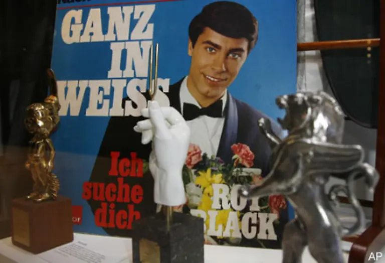 Dabei-zeigt-jeweils-der-innere-Buehnenraum-die-musikalische-und-emotionale-Seite-des-Schlagers-und-seine-Themen-wie-Liebe-Heimat-Frieden-aber-auch-Sozialkritik