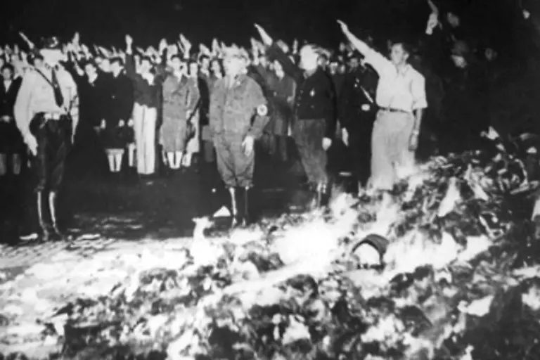 Diese-Autoren-der-Feuersprueche-stehen-jedoch-nur-symbolisch-fuer-zahlreiche-weitere-Schriftsteller-deren-Buecher-ebenfalls-ein-Opfer-der-Flammen-werden-Die-Liste-zeugt-dabei-von-einer-beispiellosen-Bandbreite