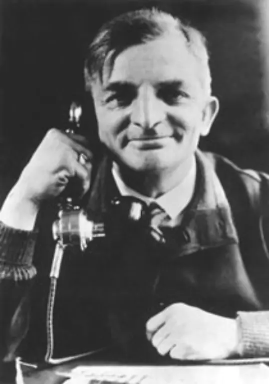 Dem-Schriftsteller-und-Kabarettisten-Joachim-Ringelnatz-Autor-sprachlich-teils-unsinniger-Gedichte-ergeht-es-ganz-anders-Er-darf-nach-1933-nicht-mehr-auftreten-verarmt-schnell-und-stirbt-ein-Jahr-spaeter