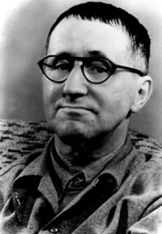 Der-bekennende-Kommunist-Bertolt-Brecht-steht-so-Weidermann-in-seinem-Buch-ganz-oben-auf-der-Liste-Wie-einige-andere-der-verfemten-Autoren-geht-er-nach-1945-in-die-DDR-hat-aber-im-Gegensatz-zu-den-meisten-auch-dann-noch-Erfolg