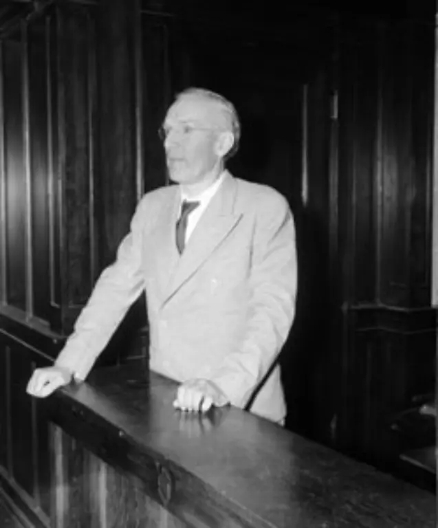 Upton-Sinclair-der-in-seinem-Buch-Dschungel-die-Arbeitsverhaeltnisse-in-Chicagoer-Schlachthaeusern-anprangert