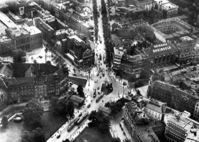 Werke-der-aus-dem-Geiste-volksentfremdeten-Grossstadtliteratentums-hervorgegangenen-Asphaltliteratur-der-Potsdamer-Platz-in-Berlin-1926