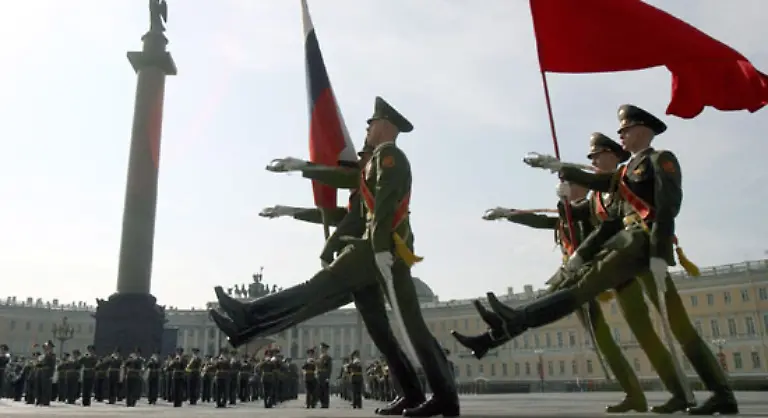 Mit-einer-Siegesparade-im-sowjetischen-Stil-ist-in-Russland-symbolisch-der-Machtwechsel-im-Kreml-abgeschlossen-worden