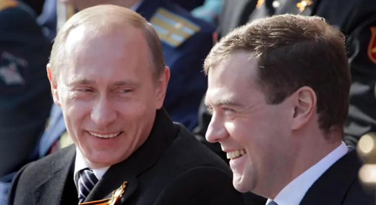 Der-neue-Praesident-Dmitri-Medwedew-und-Ministerpraesident-Wladimir-Putin-nahmen