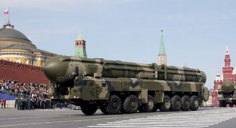 und-atomwaffenfaehige-Topol-Raketen-ueber-den-Roten-Platz-gefahren-wurden