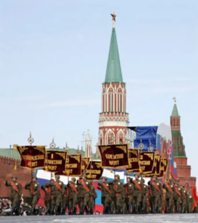 Soldaten-marschierten-bei-der-Parade-zum-Sieg-ueber-Hitler-Deutschland-im-Zweiten-Weltkrieg