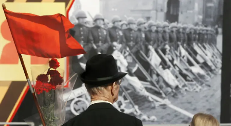 An-ihm-wird-des-Sieges-ueber-Deutschland-im-Zweiten-Weltkrieg-und-der-enormen-Opfer-gedacht-die-sowohl-Streitkraefte-als-auch-Zivilbevoelkerung-brachten