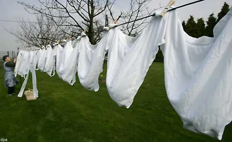Vor-dem-Waschen-sollte-die-Waesche-sortiert-werden-nach-weiss-bunt-fein-Dabei-auf-die-Pflegehinweise-in-den-Textilien-achten