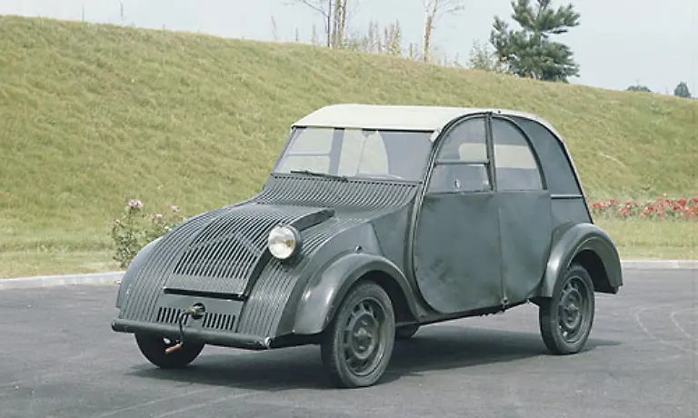 Insgesamt-ist-der-TPV-mit-puristischer-Technik-ausgestattet-Einfach-aber-robust-Dafuer-in-der-Produktion-billig-Ein-Prinzip-das-den-2CV-als-Nachfolger-des-TPV-zum-Welterfolg-machen-sollte