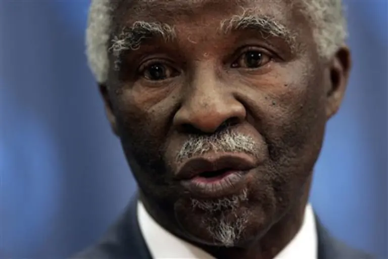 Sehr-spaet-kuendigte-Mbeki-an-eine-Delegation-nach-Simbabwe-zu-schicken-um-Berichte-ueber-die-Gewaltexzesse-gegen-die-Bevoelkerung-zu-pruefen