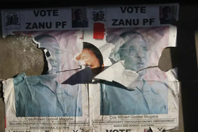 Laut-dem-umstrittenen-amtlichen-Ergebnis-haben-43-2-Prozent-der-Waehlerinnen-und-Waehler-in-Simbabwe-fuer-Mugabe-gestimmt