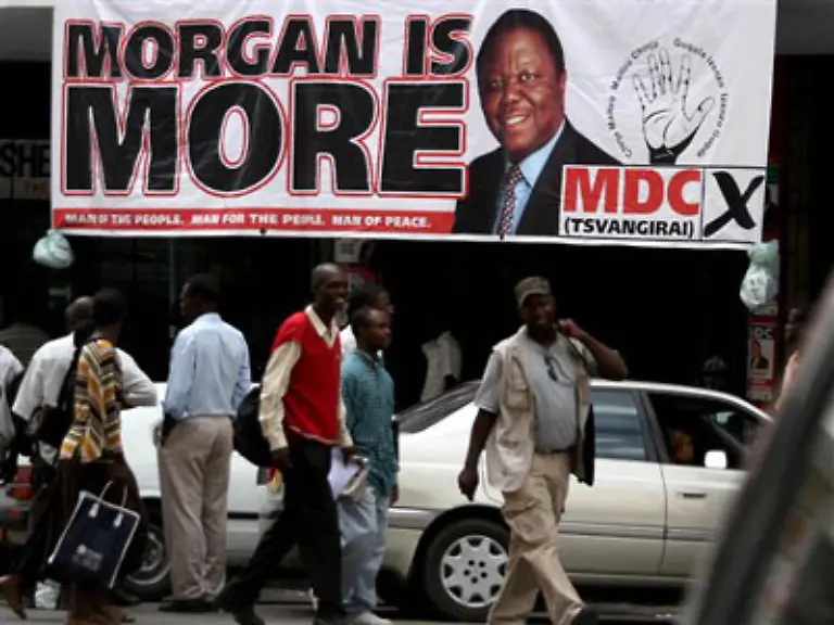 Morgan-Tsvangirai-wird-einige-Male-verhaftet-und-kommt-nach-teilweise-schwerster-Misshandlung-verletzt-wieder-frei-und-kandidiert