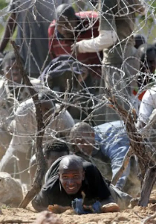 vor-Verfolgung-ueber-die-gut-gesicherte-Grenze-nach-Suedafrika-oder-andere-Nachbarlaender-geflohen-ist
