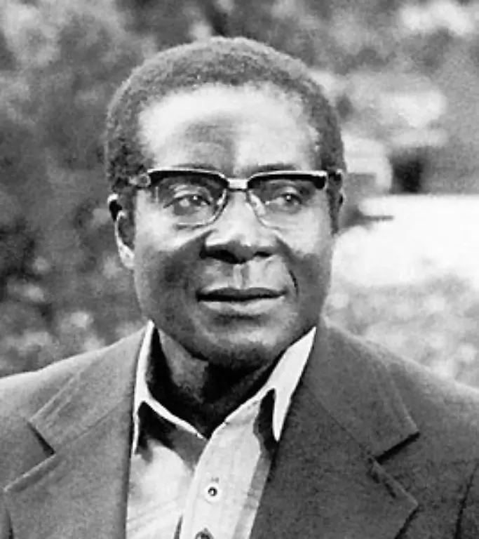 Robert-Mugabe-wird-1924-nordwestlich-des-heutigen-Harare-geboren-und-katholisch-erzogen-Nach-der-Schule-studiert-er-an-mehreren-Universitaeten-in-verschiedenen-afrikanischen-Laendern-sowie-im-schottischen-Edinburgh