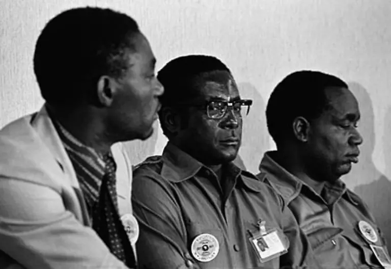Jahrzehnte-kaempft-Mugabe-in-nationaldemokratischen-Vereinigungen-und-im-Guerillakrieg-gegen-die-britische-Kolonialherrschaft-Zehn-Jahre-lang-ist-er-inhaftiert-Im-Gefaengnis-studiert-er-und-erlangt-mehrere-akademische-Abschluesse
