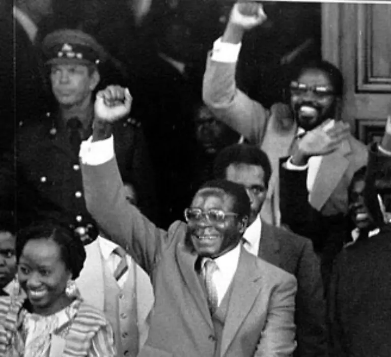 Die-ersten-Parlamentswahlen-entscheidet-Mugabes-Volkspartei-mit-einem-sozialistisch-gepraegten-Programm-fuer-sich