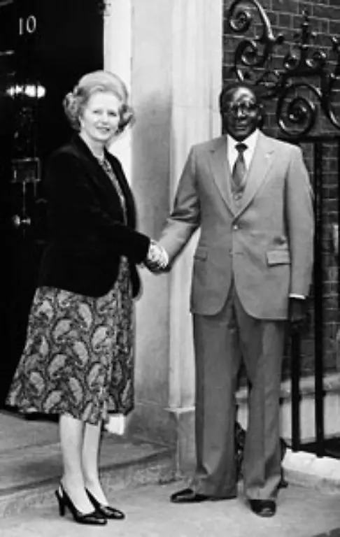 Mugabe-der-fruehere-Lehrer-und-Kaempfer-wird-der-erste-Premierminister-des-Landes-und-kuendigt-an-gemeinsam-mit-den-Weissen-Simbabwe-zu-entwickeln-und-die-Lebensqualitaet-zu-verbessern-Lassen-wir-die-Vergangenheit-ruhen