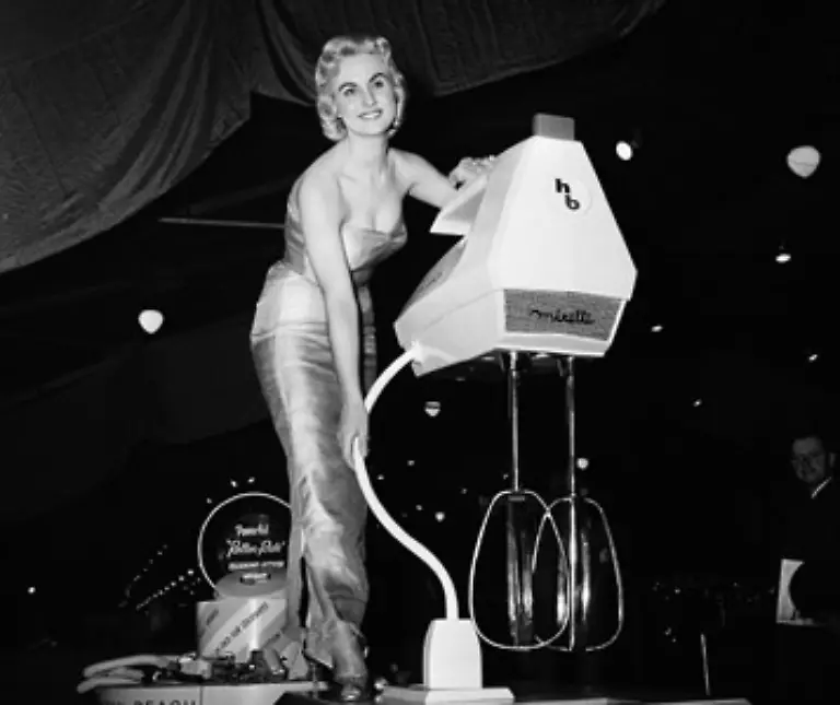 Und-letztlich-gelingt-der-Teig-wohl-auch-nicht-besser-als-mit-einem-profanen-Handmixer