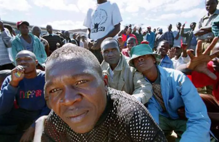 Vier-von-fuenf-Simbabwern-sind-arbeitslos-Taeglich-wartet-ein-Heer-von-Tageloehnern-vor-den-Fabriktoren-der-Hauptstadt-Harare-in-der-Hoffnung-auf-ihr-taegliches-Brot