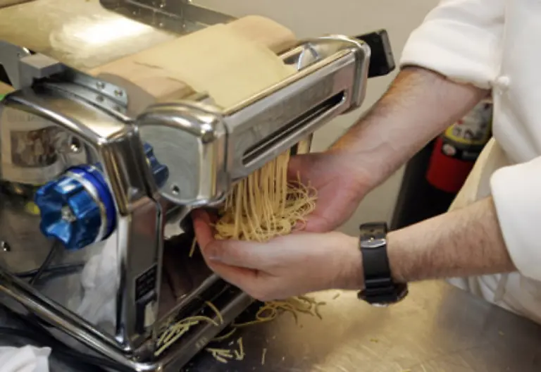 Der-Versuch-sich-eine-bestimmte-Atmosphaere-ins-Haus-zu-holen-ist-auch-bei-der-Nudelmaschine-gescheitert-Die-hielt-man-nach-dem-letzten-Italien-Urlaub-fuer-unverzichtbar-Seltsamerweise-fuehlt-man-sich-beim-Teigpressen-dann-doch-nicht-wie-Mamma-Miracoli