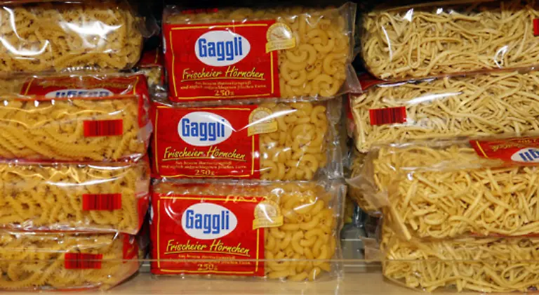 Jetzt-kommen-die-Nudeln-wieder-aus-der-Tuete-Aber-wenigstens-sieht-das-gute-Stueck-dekorativ-aus-und-macht-sich-gut-auf-dem-Kuechenregal