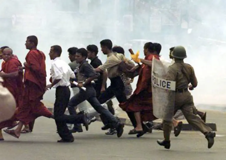 International-steht-Simbabwe-isoliert-da-und-Mugabe-unterdrueckt-die-Oppositionsbewegung-MDC-im-Inneren-durch-brutale-Polizeigewalt