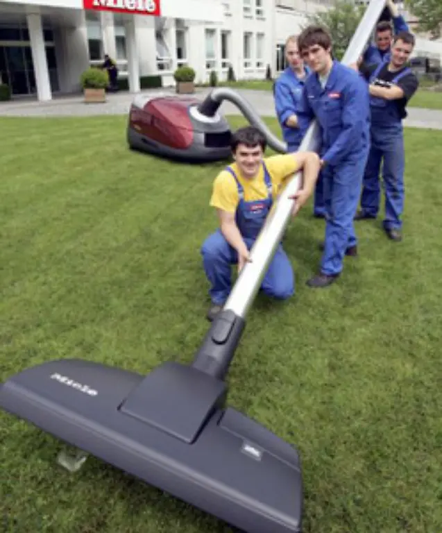 Das-Saugen-selbst-wollen-aber-leider-die-wenigsten-selbst-uebernehmen-bedauert-Designberaterin-Barth-Gillhaus