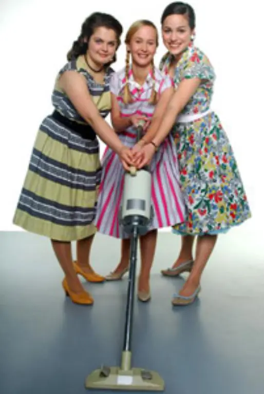 Und-die-Dame-des-Hauses-ist-nicht-unbedingt-begeistert-wenn-sie-vor-der-Bodenpflege-erst-die-Gebrauchsanweisung-fuer-die-ferngesteuerte-Saugkraftregulierung-studieren-muss