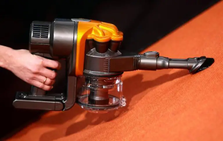 Selbst-am-kleinen-Handstaubsauger-ist-die-technische-Innovation-nicht-vorbeigegangen-Trotzdem-kommt-er-eher-selten-zum-Einsatz-Wenn-man-dann-tatsaechlich-einmal-die-Kruemel-von-der-Tischdecke-saugen-will-ist-sowieso-gerade-der-Akku-alle